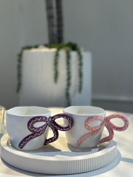 فنجان يد ببيونه زهري